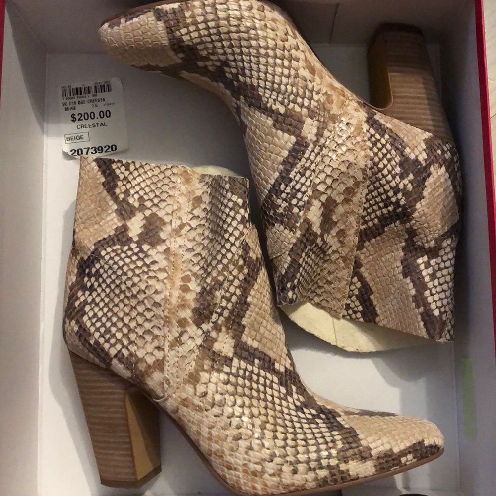 VINCE CAMUTO “Creestal” leather booties